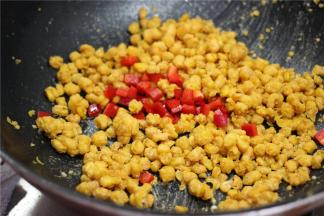 倒入炸好的玉米粒，加入盐和糖调味，翻炒至玉米均匀的裹上蛋黄