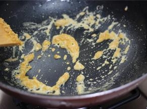 炸好的玉米粒面糊会起酥，呈淡淡的金黄色；二是听声音，玉米粒炸好的时候内部会受热膨胀，会爆开，声音听起来是脆脆的。但是这个时候也要小心玉米粒到处迸溅，注意安全。