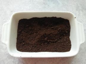 奥利奥饼干去中间夹心，装保鲜袋擀碎或者用料理机打碎；