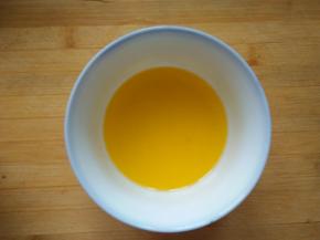 黄油隔热水融化成液态；