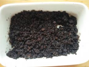 融化的黄油倒入奥利奥饼干碎，拌匀；