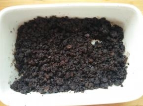 融化的黄油倒入奥利奥饼干碎，拌匀；