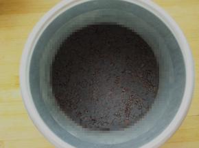 6寸活底圆模底部铺油纸，倒入奥利奥饼干，用刮刀用力压实；