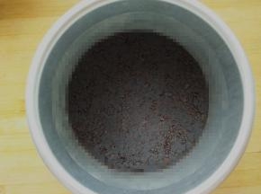 6寸活底圆模底部铺油纸，倒入奥利奥饼干，用刮刀用力压实；