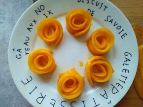 取适量芒果切薄片，卷成玫瑰花（方法网上搜，很多，也可以不卷）放在冰箱冷藏备用；