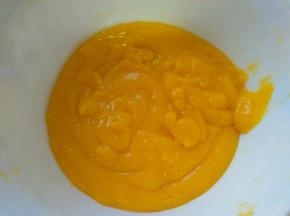 芒果240克+酸牛奶50克+糖40克+柠檬汁15克用料理机打成泥