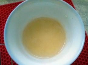 吉利丁片10克提前冷水泡软，隔热水融化成液态；