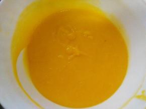 融化的吉利丁片倒入芒果泥，搅拌均匀；