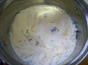 淡奶油用电动打蛋器打至浓稠；