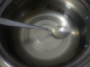 镜面：水230克+糖40克放锅里煮沸，加入泡软的吉利丁片10克，搅拌到吉利丁片融化，晾至温热加入柠檬汁，晾凉后放冰箱冷藏10分钟。