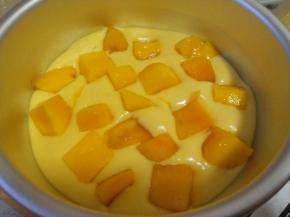 取出冷藏的饼干碎，倒入一半；