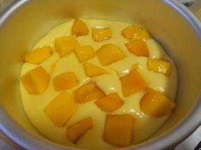 取出冷藏的饼干碎，倒入一半；