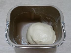 除黄油外，把主料里全部混合，揉成扩展阶段的面团，加入黄油之后揉出薄膜，边缘光滑，发酵至2倍大小