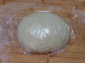 发酵完成就是按一个洞，不回缩、不塌陷，排气，揉回原来大小松弛10分钟