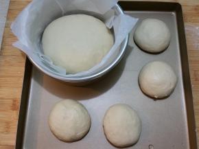 一切为2，一个揉成大面团放在六寸戚风模具中，另一半分成四份，揉成小面团，放在烤箱中发酵发酵40分钟左右，体积膨胀至1.5-2倍大小