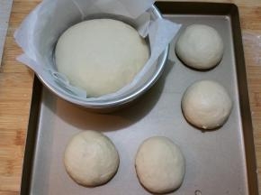 一切为2，一个揉成大面团放在六寸戚风模具中，另一半分成四份，揉成小面团，放在烤箱中发酵发酵40分钟左右，体积膨胀至1.5-2倍大小