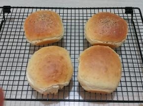 烤好放在晒网上晾凉