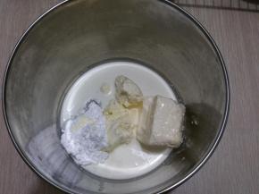 奶酪加糖隔热水打发至顺滑、加入淡奶油继续打发至浓稠即可，不需要完全打发