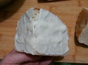 里面也夹上奶酪切面涂好奶酪之后