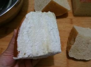 沾上奶粉，表面也筛少许奶粉即可