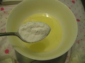 色拉油里加入糖粉