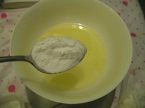 色拉油里加入糖粉