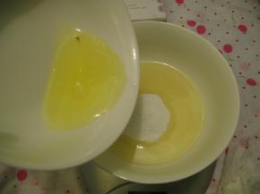 加入蛋白搅拌均匀