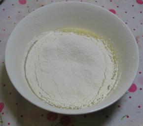 加入过筛低筋面粉