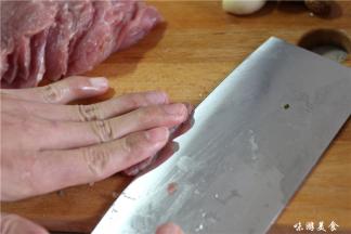 做水煮肉片选择猪后腿肉（二刀肉），顺着猪肉的纹理横着将肉切断，最后一片肉用手压住，斜刀切成薄片，这样就破坏了肉的纤维，吃起来才易嚼鲜嫩。
