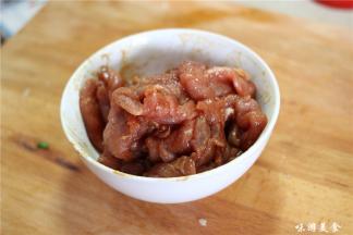 切好的肉片加少许的老抽，盐和淀粉抓拌均匀，腌制10分钟。此过程学名为挂浆，生粉裹住梅肉之后，可以在烹饪时锁住肉片里面的水分，口感更佳嫩滑。挂浆只需薄薄一层，如果挂的太厚在烹煮的过程中会使汤底变的浑浊。