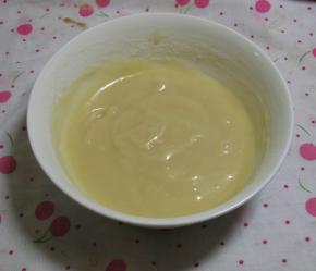 用手动打蛋器搅拌均匀