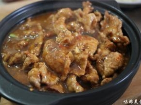 将煮好的肉片倒在装有青笋的砂锅内