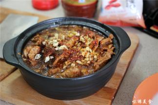 锅内倒入50ml的油烧至8分热，倒在辣椒和蒜末上，激出蒜香味即可