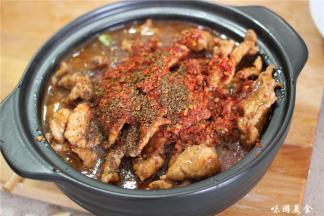 撒上花椒面、蒜末、葱花和辣椒面