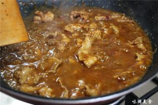 生粉加水调成芡粉水，倒入锅内搅拌均匀