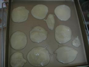 将面糊摊成薄的圆饼形