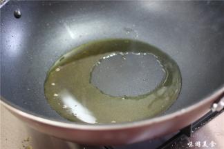锅内烧热，倒入菜籽油，菜籽油的味道比较香浓，川菜中大多数使用菜籽油，有提香的作用
