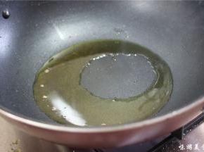 锅内烧热，倒入菜籽油，菜籽油的味道比较香浓，川菜中大多数使用菜籽油，有提香的作用