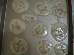 再把烤熟的葵花瓜子仁均匀地撒在圆饼表面