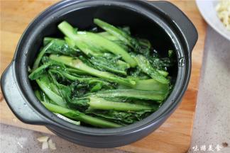 倒入青笋头，芹菜和蒜苗翻炒至断生（油炒过的蔬菜更加香，如果嫌弃油炒的方式，也可以选择用焯水），蔬菜炒好之后放入砂锅内铺满底部