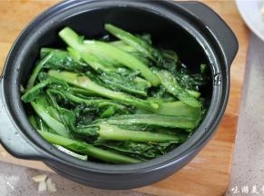 倒入青笋头，芹菜和蒜苗翻炒至断生（油炒过的蔬菜更加香，如果嫌弃油炒的方式，也可以选择用焯水），蔬菜炒好之后放入砂锅内铺满底部