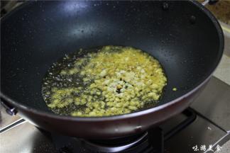 锅内留底油，放入姜蒜末，小火煸炒出香味
