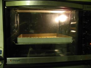 烤箱于175度预热，175度，上层，底下热垫双烤盘烤10-12分钟，至表面呈微金色即可