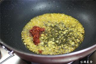 倒入豆瓣酱和辣椒翻炒出红油