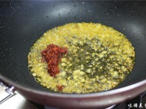 倒入豆瓣酱和辣椒翻炒出红油