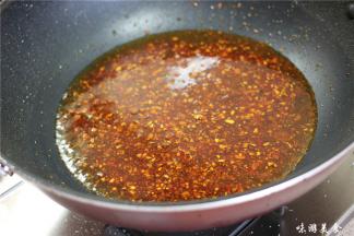倒入料酒，加适量的鲜汤，倒入味精，鸡精和白糖，搅拌均匀