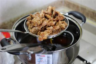 另起锅倒入500ml的食用油，烧至8分热的时候倒入肉片快速划散（家庭烹饪就可以在汤底沸腾之后直接下肉片，大火煮2分钟勾芡倒入装有蔬菜的砂锅里）肉片变色之后捞出备用