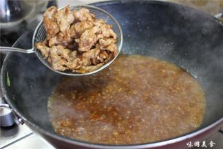 把肉片倒入锅内