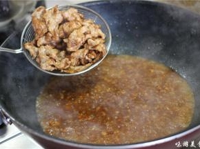 把肉片倒入锅内