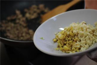 下姜蒜米炒香，姜蒜米的比例是1:1，可以多放些，这样肉末炒出来会很香